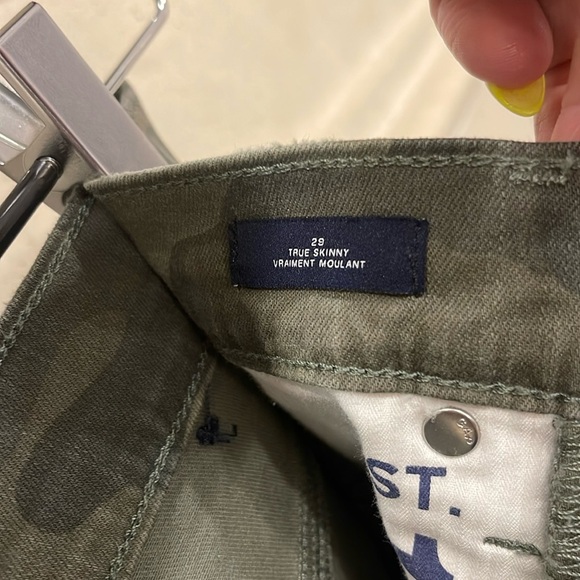 Gap Camo mid rise skinny jeans. Frayed bottom. Size 29. Worn once. - Picture 4 of 5